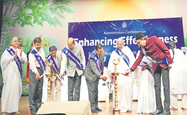 Chief Justice Ujjal Bhuyan launching Topic Of Enhancing Effectiveness In Hyderabad - Sakshi