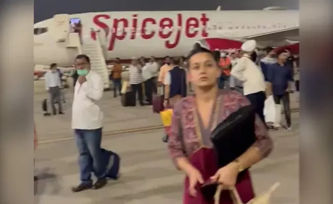 SpiceJet Passengers Walk On Tarmac At Delhi Airport Viral - Sakshi