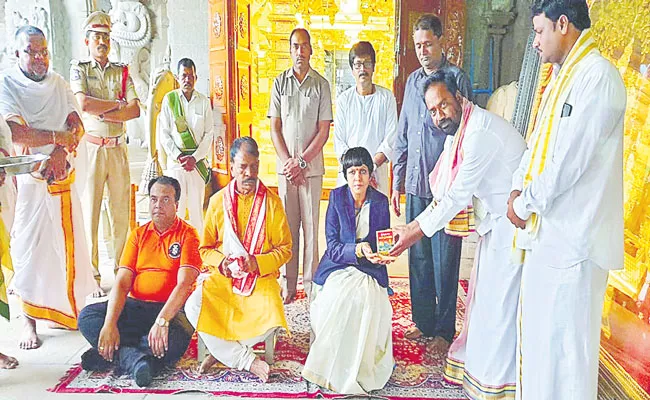 Telangana High Court Judge Justice Surepalli Nanda Visited Yadadri Temple - Sakshi