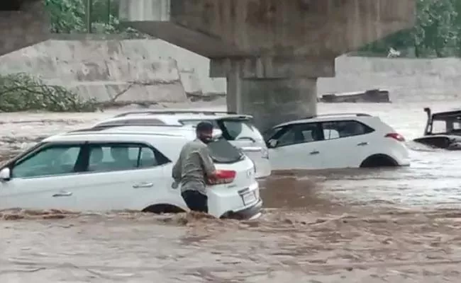 Sudden Rise Of Water In River After Rains At Least 14 Cars Swept - Sakshi