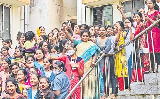 Governer Tamilisai Soundararajan Meet Basara IIIT Students - Sakshi