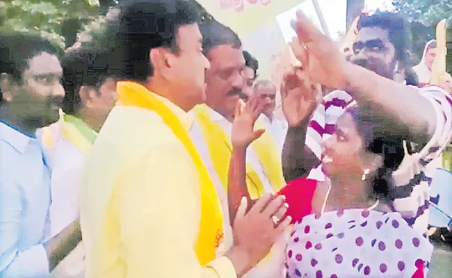 Womens Fires On TDP Leaders At Gannavaram - Sakshi