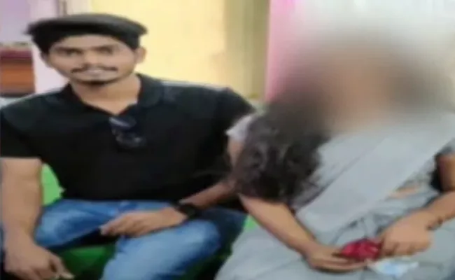 Lover Knife Attack On His Girl Friend At Nalgonda - Sakshi