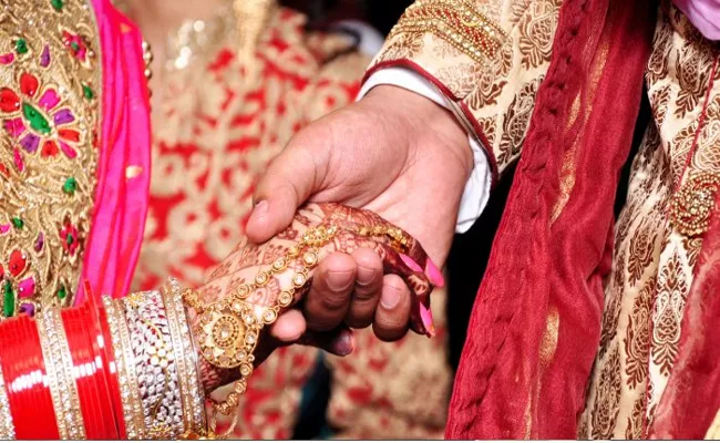 7 Children Along With Their Mothers Stop Father 5th Marriage At UP - Sakshi