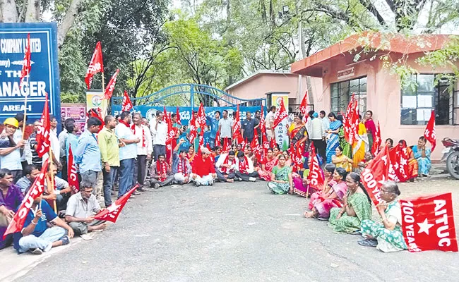 Singareni Contract Workers Launch Strike In Godavarikhani - Sakshi