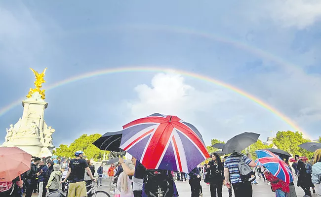 Double Rainbow Appears Over Buckingham Palace Queen Elizabeth 2 - Sakshi