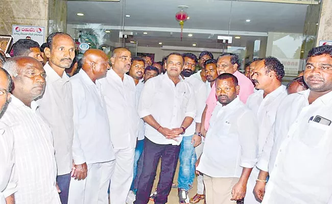 Telangana: MP Komatireddy Visited Raigiri Farmers Over Regional Ring Road - Sakshi