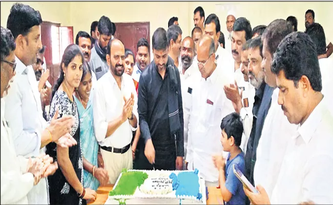 MP Midhun Reddy Birthday Celebrations In Annamayya - Sakshi