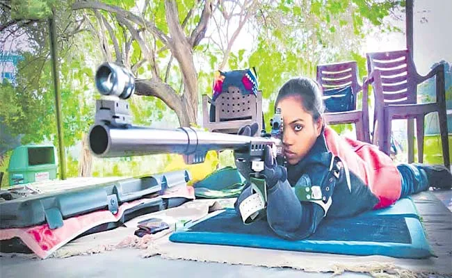 Pooja Verma Raised Money By Mehndi Designing To Fulfill Her Rifle Shooter Dream - Sakshi