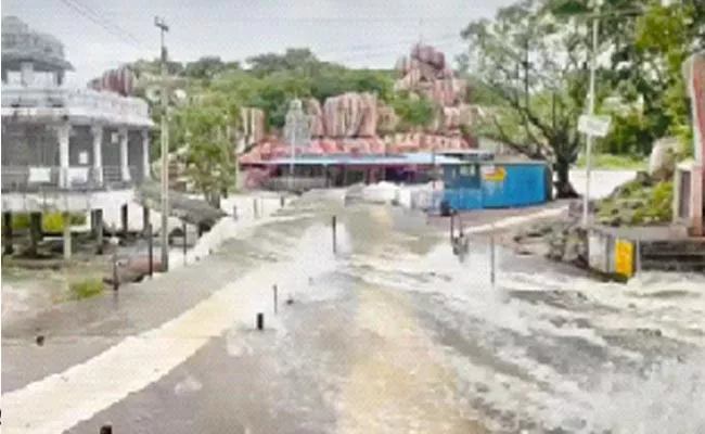 Heavy Rains For 2 More Days In Telangana Due To Low Pressure - Sakshi