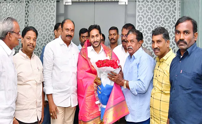 Munnuru Kapu Community Leaders Meet CM YS Jagan - Sakshi