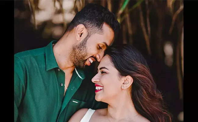 Indian Badminton Player HS Prannoy To Get Married With Fiancee Swetha Gomes Shares Pre Wedding Pictures - Sakshi