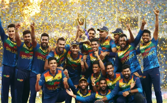 Srilankan Supporters Flock To The Streets Of Colombo To Celebrate Asia Cup Victory - Sakshi