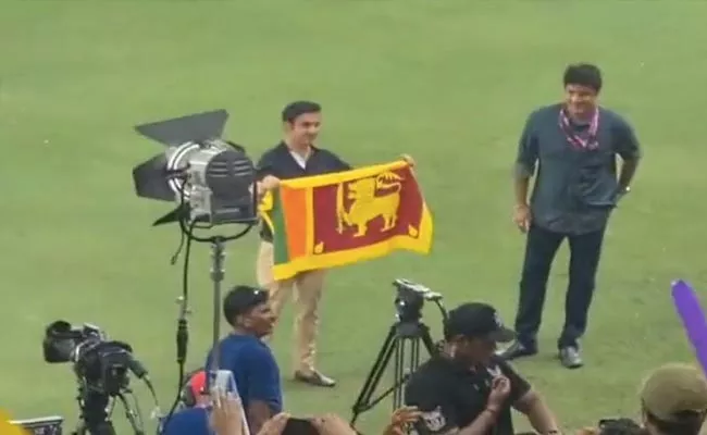 Gambhir poses with Sri Lankan flag after Shanaka led side Win Asia cup - Sakshi