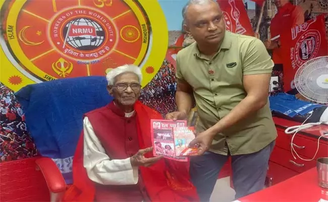 106 Year Old Man In UP Set Worlds Oldest Railway Union Leader  - Sakshi