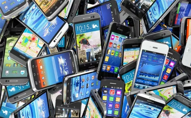 98 Cell Phones Missing In One Day At Khairatabad Ganesh Immersion - Sakshi