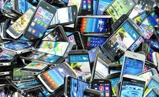 Snatchers Pickpockets Focus These Thousands Of Phones Lost Every Year. - Sakshi