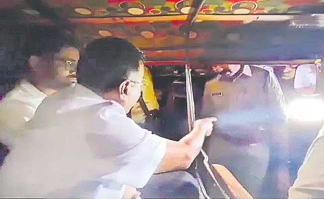 Gujarat Police Troubles Arvind Kejriwal Dinner At Auto Driver Home - Sakshi