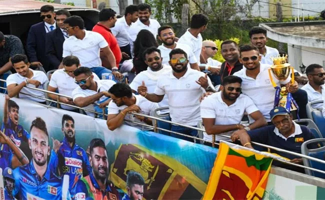 Massive Victory Parade As Sri Lanka Come Back Home After Asia Cup Triumph - Sakshi