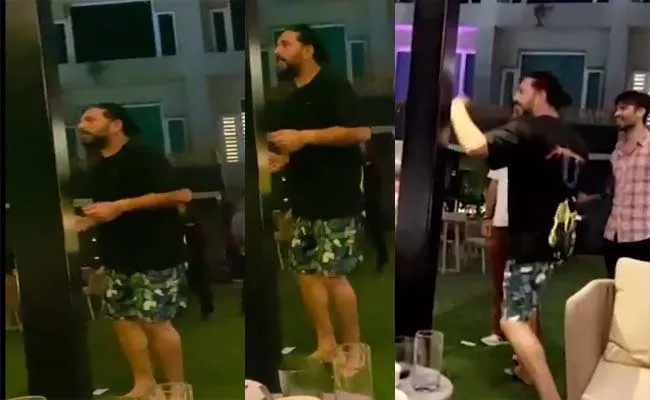 Yuvraj Singh Having Fun With Two Legendary Singers Video Viral - Sakshi