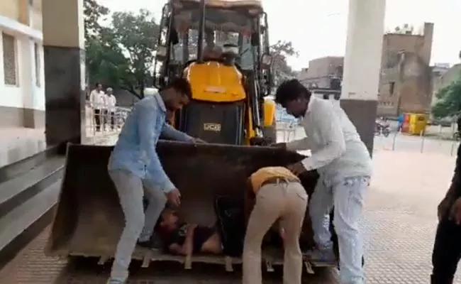 Madhya Pradesh Bulldozer Become Ambulance For Injured Man - Sakshi