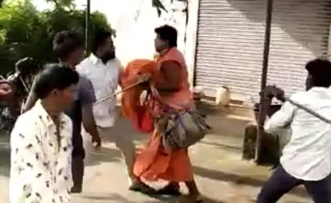 Armed With Sticks The Mob Beating Sadhus Outside Grocery Store - Sakshi