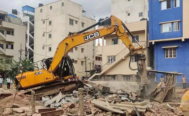 BBMP Begins Demolishes Illegal Structures In Bengaluru - Sakshi