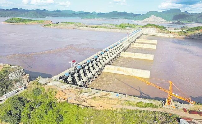 Godavari Flood Flow At Dowleswaram Barrage Andhra Pradesh - Sakshi