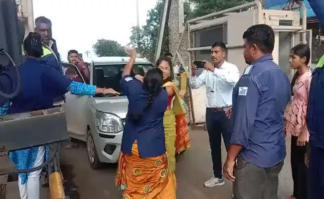 Viral Video: Two Women Fight Pull Hair Slap Each Other At Nashik Toll Plaza - Sakshi