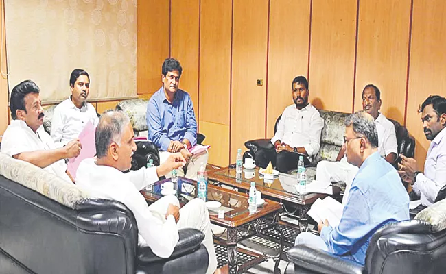 Telangana Minister Harish Rao Review With Medical Officers Over Aarogyasri - Sakshi