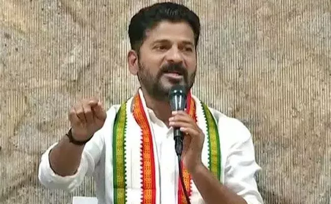 TPCC Chief Revanth Reddy Distributes Cheques To Families Of Deceased Congress Cadre - Sakshi