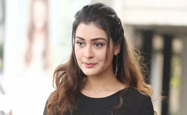 Payal Rajput Fire On Indigo Airline Workers Over Her Luggage Damaged - Sakshi