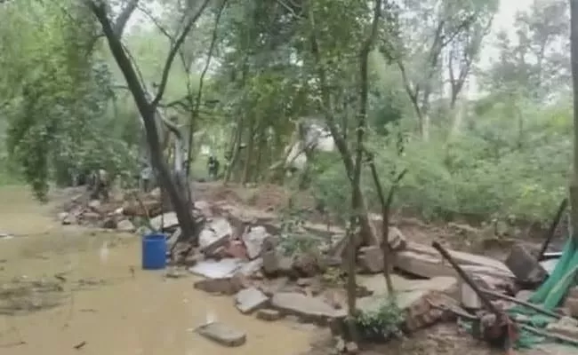 Few Dead After Wall Collapses Due To Heavy Rain In Lucknow - Sakshi