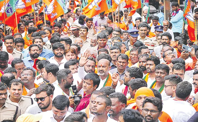 Telangana: BJP Chief Bandi Sanjay Slams On CM KCR In Padayatra - Sakshi