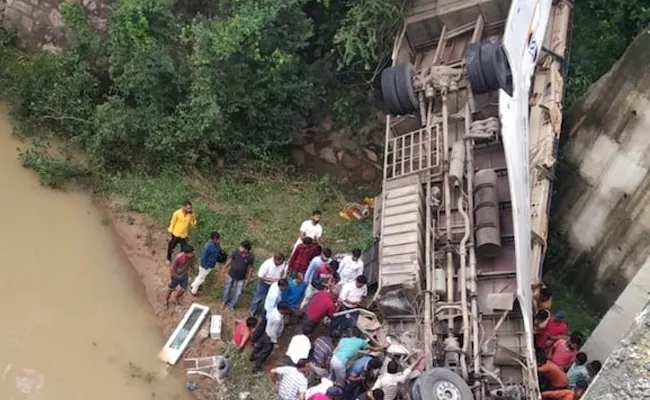 Jharkhand Hazaribag Accident Many Dead As Bus Falls Into River - Sakshi