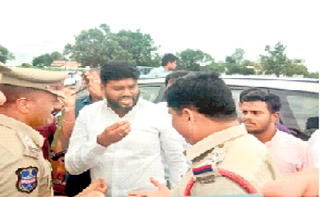 TRS Leaders Ruckus In Telangana National Integration Day Rally - Sakshi