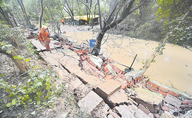 Heavy rains in Uttar Pradesh kill peoples - Sakshi