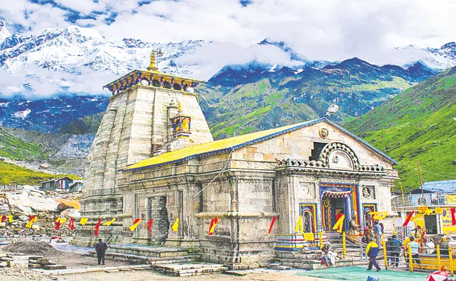 Kedarnath priests against gold plating of Kedarnath sanctum walls - Sakshi