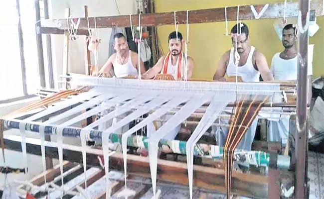 Gadwal Weavers Made Eruvada Jodu Pancha ForTirumala Venkateshwara - Sakshi