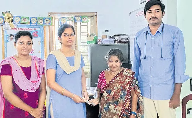 AP Secretariat Staff Helped The Old Woman And Showed Their Generosity - Sakshi