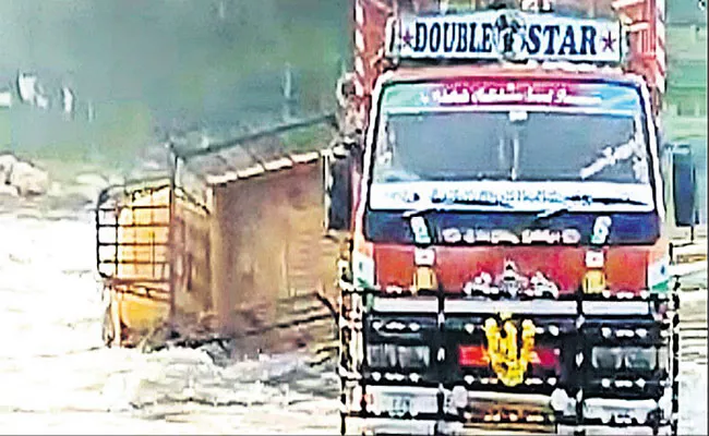 Heavy Rain Disrupts Traffic Flow In Ramasamudram Chittoor District - Sakshi