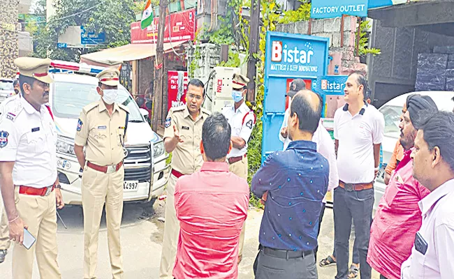 Hyderabad: Traffic DCP Prakash Reddy Warning Over Vehicles Parked On Roads - Sakshi