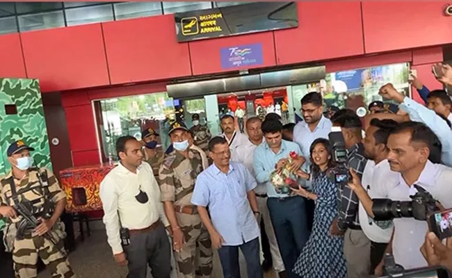 Kejriwal Greeted With Modi Modi Chants In Gujarat Vadodara - Sakshi