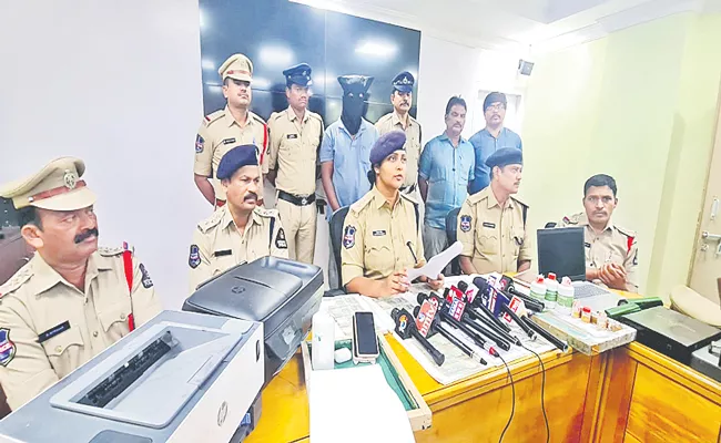 3. 16 Lakh Worth Counterfeit Currency Seized One Arrested - Sakshi