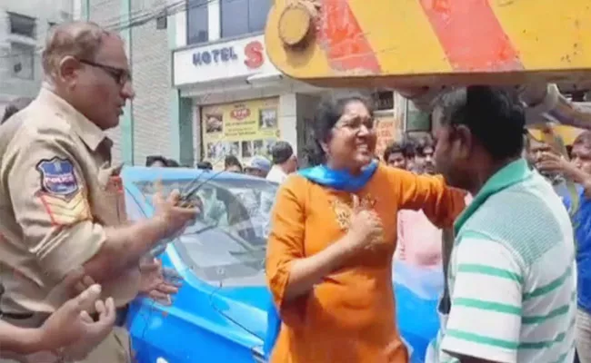 Viral Video: Woman Creates Ruckus At Sultan bazar Traffic Police - Sakshi