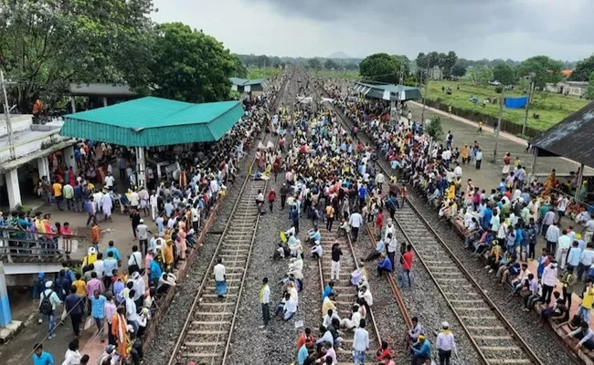 Kurmi Tribe Protest Demanding Inclusion In ST List Trains Cancelled - Sakshi