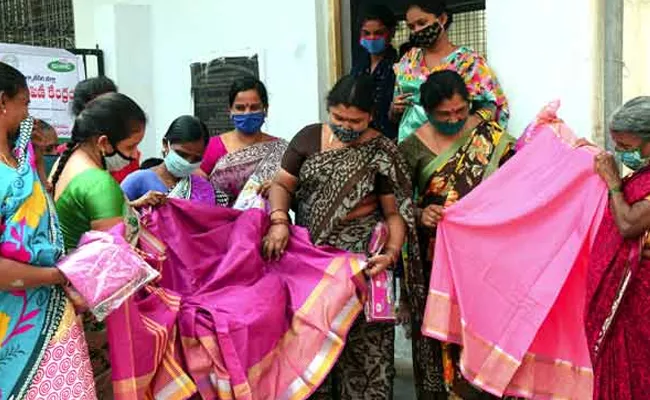 Telangana Govt Distribute Bathukamma Sarees For 2022 - Sakshi