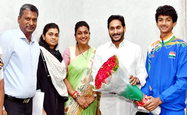 International Karate Champion Karthik Reddy Meet CM Jagan - Sakshi