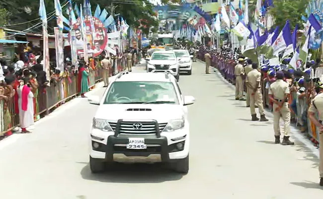 Kuppam People Grand Welcome To CM YS Jagan Mohan Reddy - Sakshi