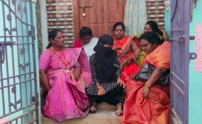 Young Woman Dharna In Front Of The Man House In Nellore District - Sakshi